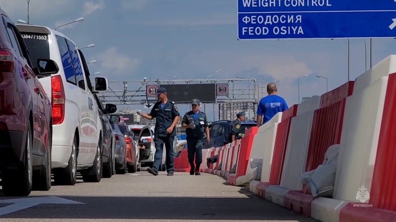 Сотрудники МЧС России и волонтеры продолжают оказывать всестороннюю помощь туристам, следующим в Крым