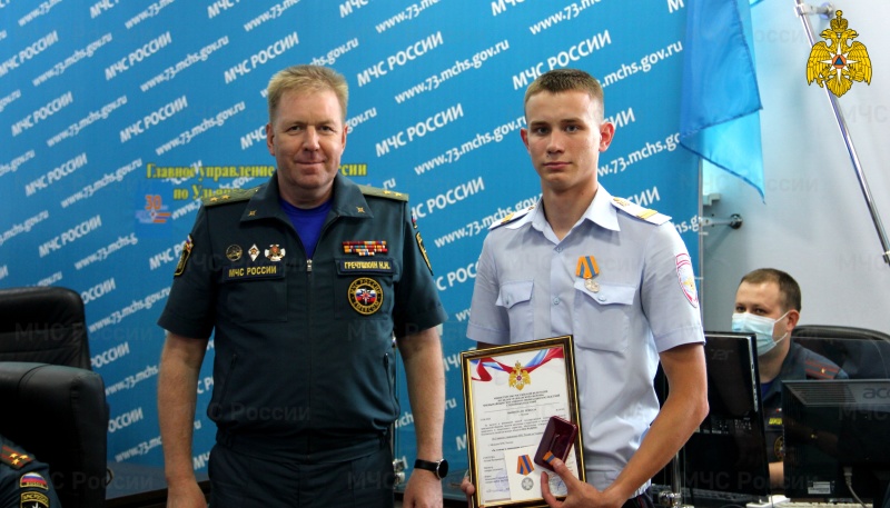 Заместитель главы МЧС России Николай Гречушкин наградил сотрудников МВД проявивших героизм при спасении из пожара (видео)
