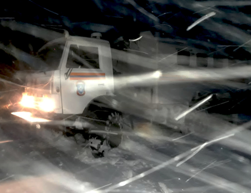 МЧС России в связи с циклоном призывает жителей ДФО и СФО воздержаться от выхода на дальние маршруты