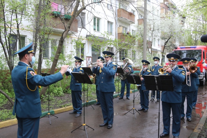 Замминистра МЧС России Алексей Серко и участники мотоклуба  «Пламенные сердца» поздравили защитника Брестской крепости с Днем Победы