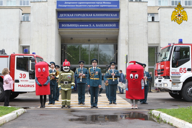 МЧС России поздравило пациентов ДГКБ им. Башляевой с Днем защиты детей