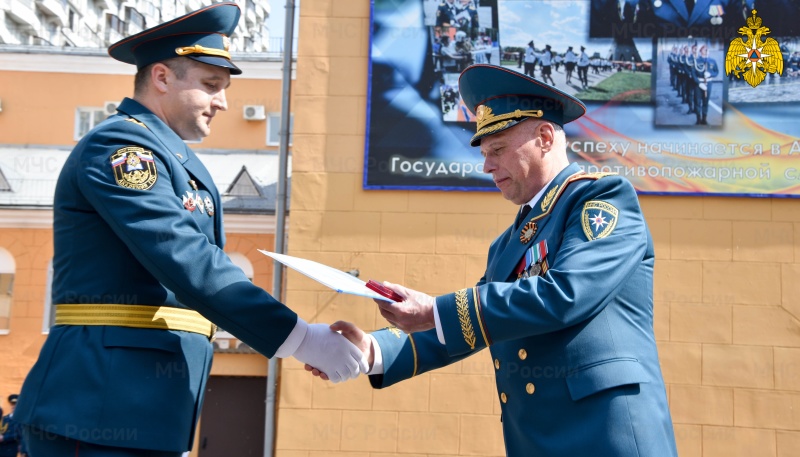 Выпуск 2020: руководство Министерства вручили специалистам АГПС и АГЗ МЧС России дипломы и медали