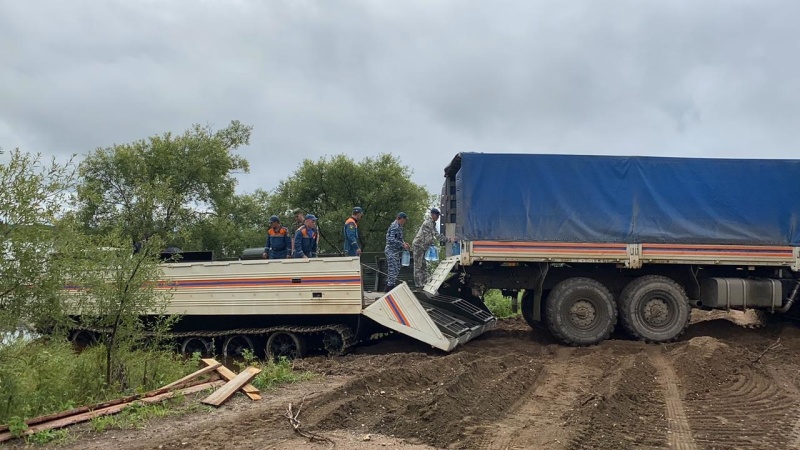 Спасатели МЧС России оказывают помощь населению подтопленных территорий