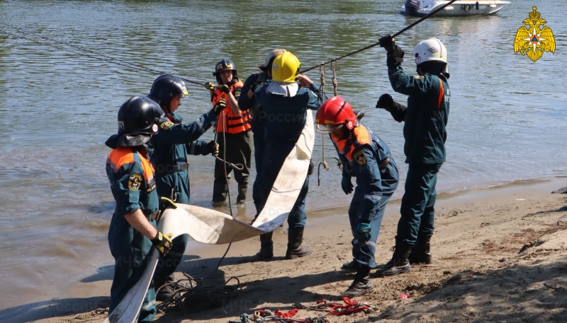Новосибирские пожарные МЧС России впервые проложили магистральную линию через водное препятствие для борьбы с огнем (видео)