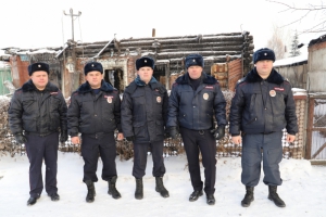 Из горящего дома в Бердске полицейский спас пенсионера  