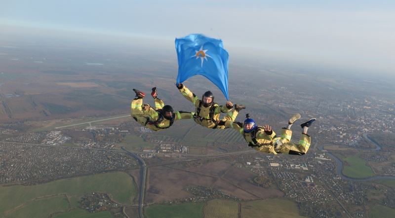 Вологодские пожарные в честь 30-летия МЧС России развернули символику министерства в воздухе (видео)