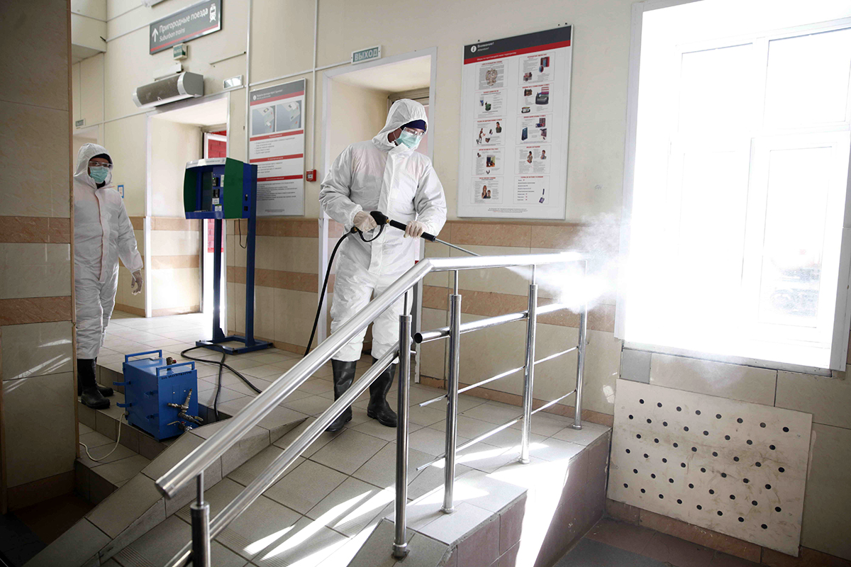 Подразделения МЧС России оказывают помощь в дезинфекции наиболее сложных объектов социального значения (видео)