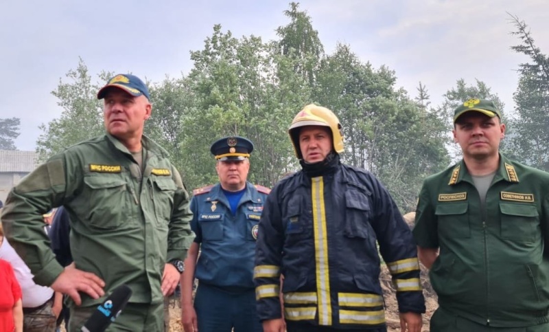 Глава МЧС России Евгений Зиничев оценил работу сил и средств по защите населенных пунктов от огня в Карелии