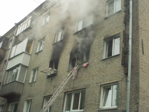 15 человек эвакуировано и 5 спасено на пожаре в жилом доме в Железнодорожном районе (фото)