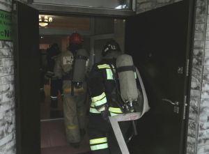 Пожарные МЧС России эвакуировали шесть человек из-за пожара от сигареты