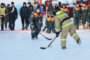 МЧС России за здоровый образ жизни. В Новосибирске состоялся хоккей на валенках