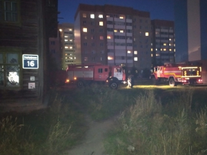 Сотрудники МЧС России спасли людей и предотвратили распространение огня в деревянном бараке Новосибирска (фото)