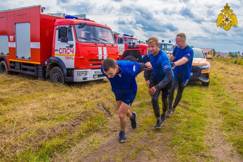 Под Тверью прошла спортивная гонка с препятствиями, приуроченная к 30-летию МЧС России