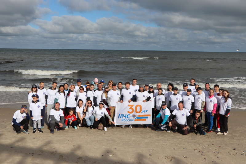 Калининградские огнеборцы отметили день пожарной части и организовали велопробег в честь 30-летия МЧС России