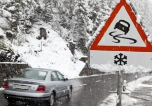 На дорогах Сибири гололёд. Пешеходам и водителям следует быть осторожными