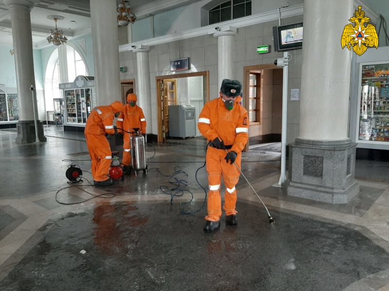 Хабаровские спасатели провели дезинфекцию железнодорожного вокзала (видео)