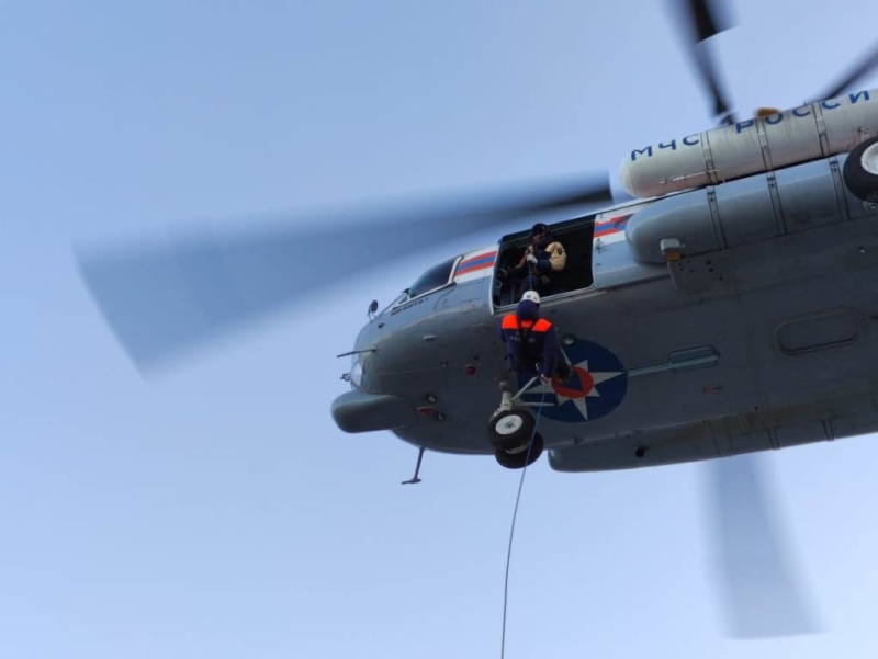 В Магадане спасатели и авиаторы МЧС России провели тренировку по спускам из вертолета в ночное и дневное время