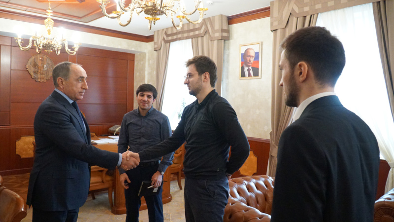 Нариман Казимагамедов встретился с представителями Открытого молодежного правительства Республики Дагестан