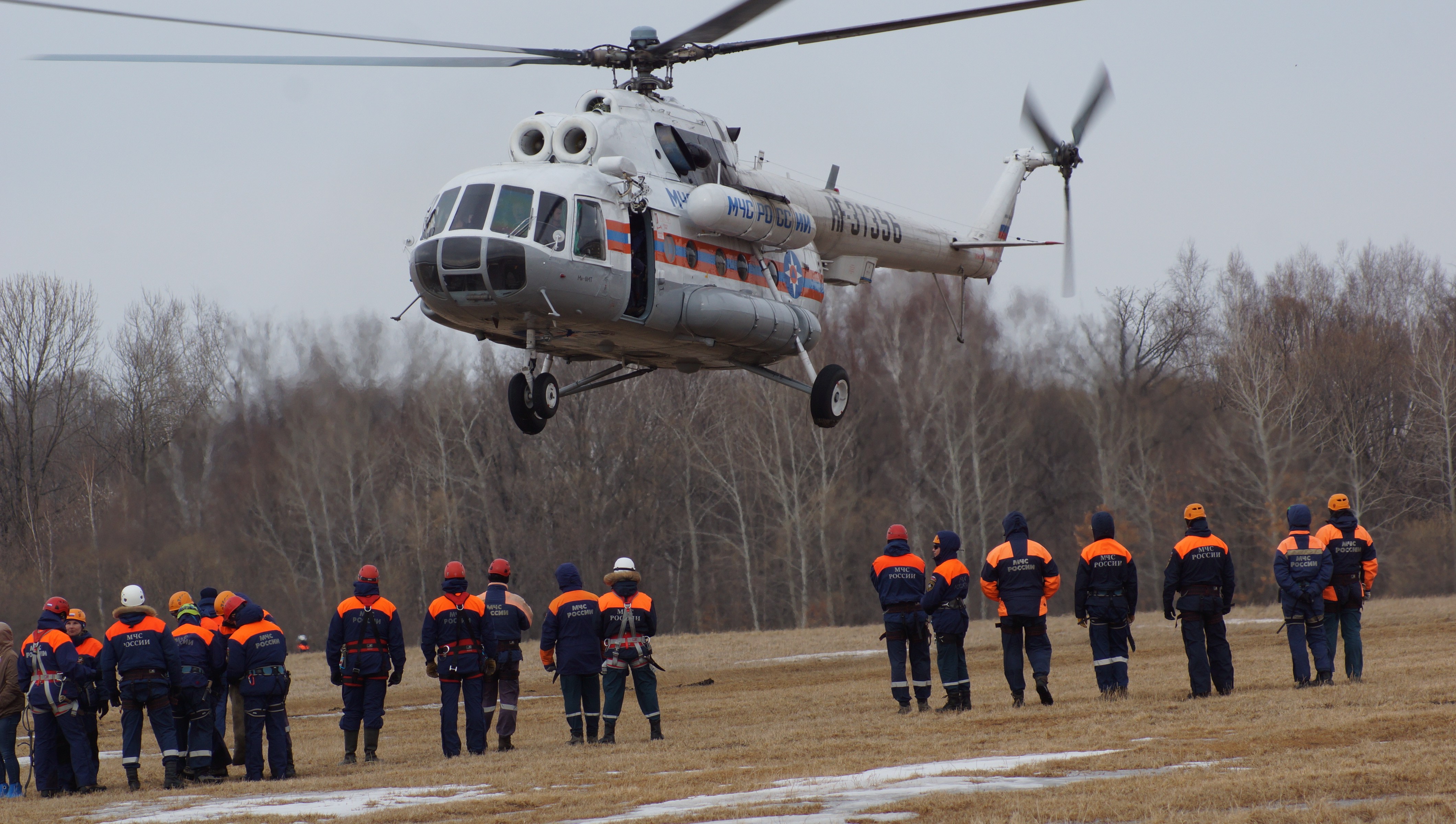 Более 600 прыжков с парашютом и спусков из вертолета выполнили спасатели МЧС России в пригороде Хабаровска