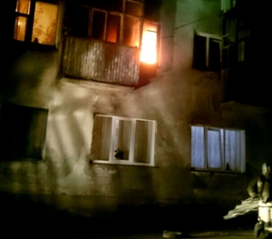 В городе Куйбышев пожарные спасли пять человек, пути к выходу которым отрезал дым и маломобильность 