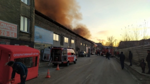 Сотрудники МЧС ликвидируют крупный пожар в складском здании Новосибирска