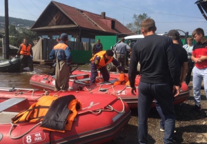 В неблагоприятных погодных условиях спасатели МЧС России продолжают оказывать помощь населению Иркутской области (фото)
