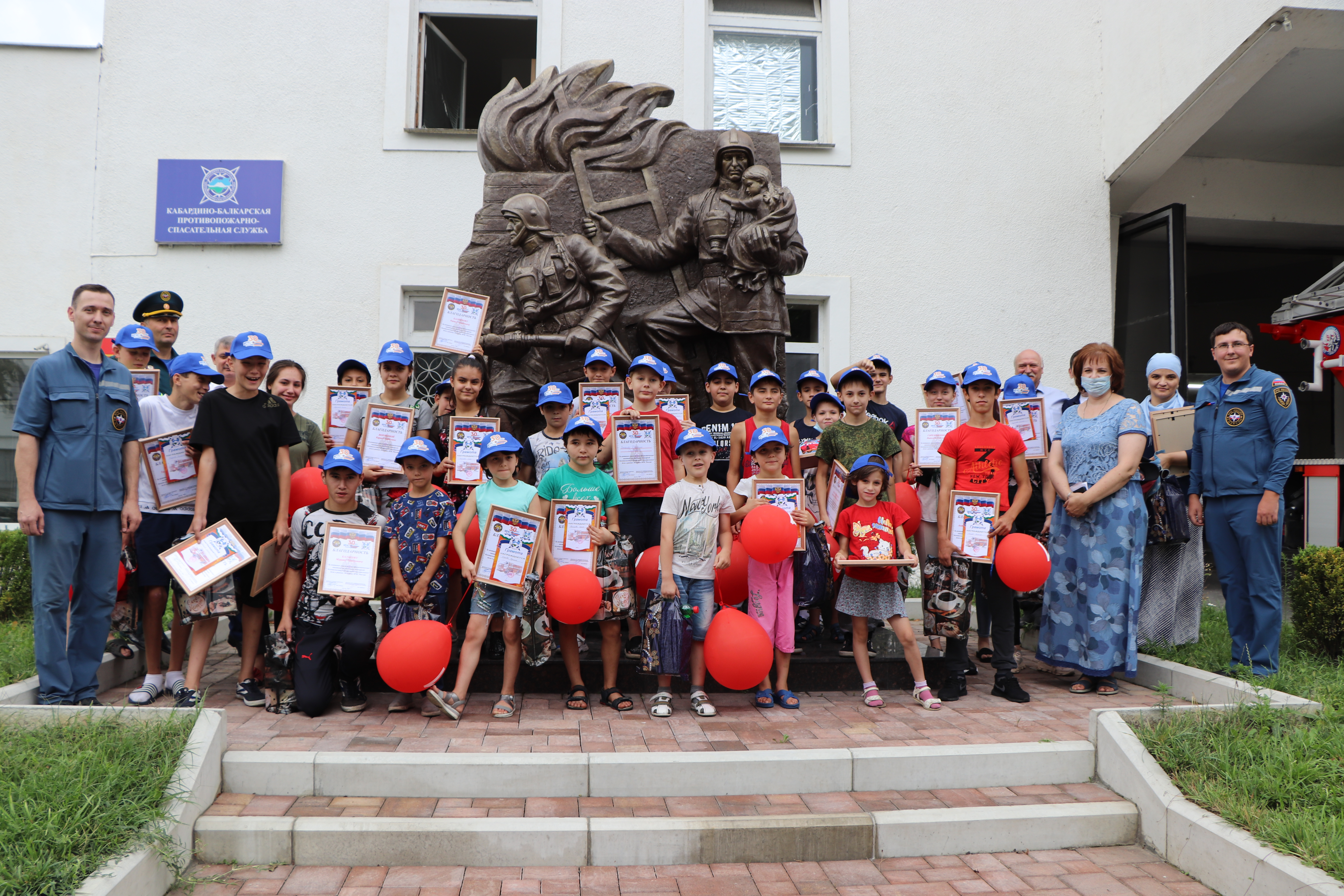 Спасатели Кабардино-Балкарии устроили познавательный праздник для воспитанников реабилитационного центра «Намыс»