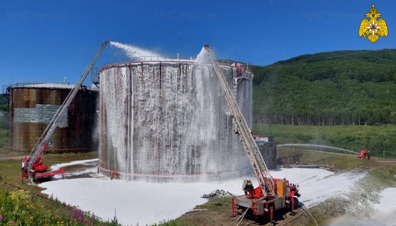 Более 60 пожарных приняли участие в учениях на складе нефтепродуктов камчатских ТЭЦ (видео)