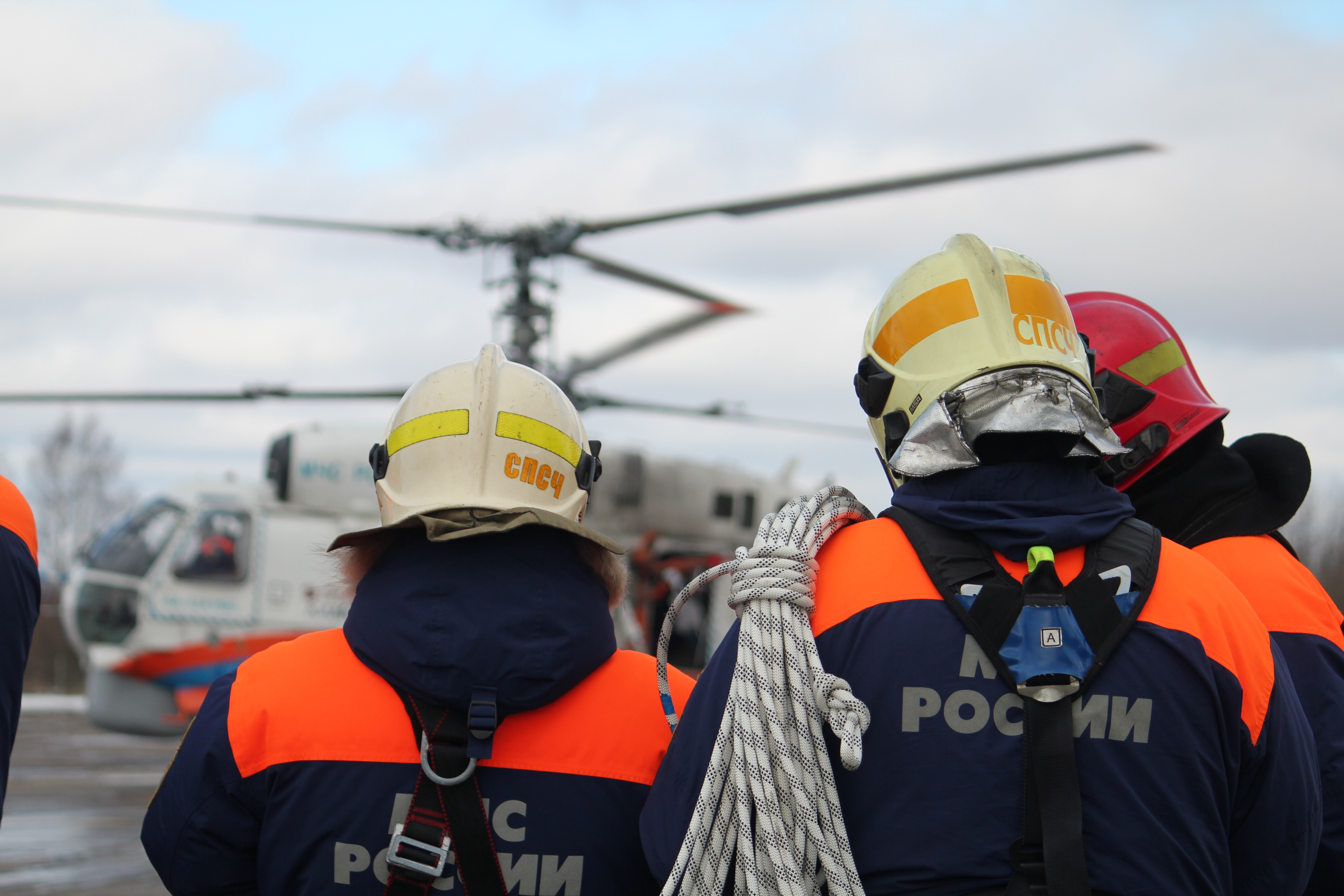 Спасатели Новгородского поисково-спасательного отряда МЧС России провели тренировку по беспарашютному десантированию