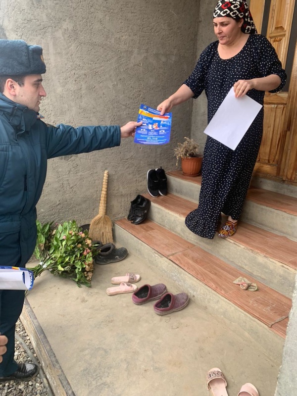 Сотрудники МЧС  проводят в жилом секторе республики  противопожарные подворовые обходы