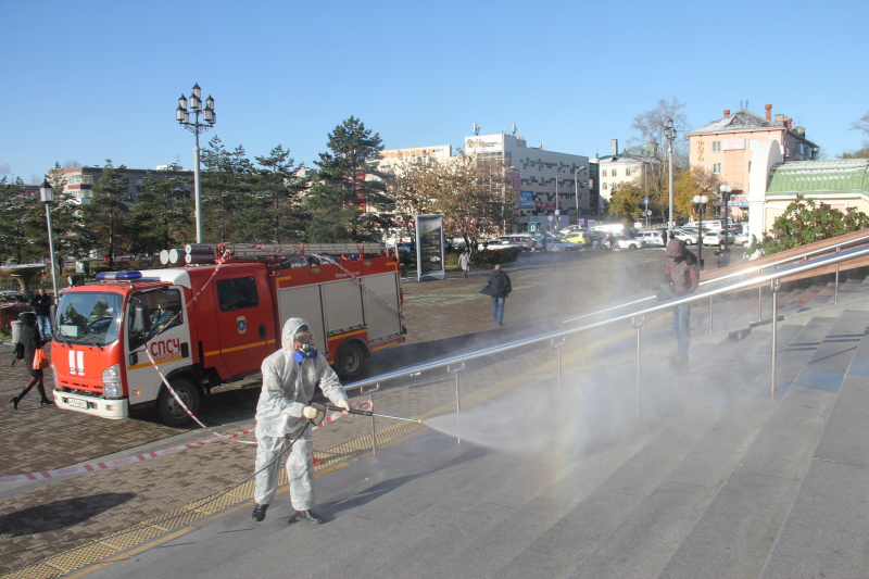 МЧС России оказывает помощь органам местного самоуправления в проведении дезинфекции мест с массовым пребыванием людей (видео)