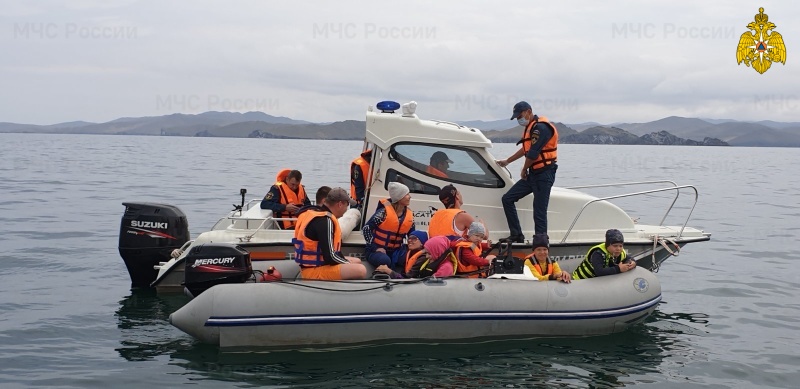 Сотрудники МЧС России провели рейд по соблюдению правил пользования маломерными судами по озеру Байкал