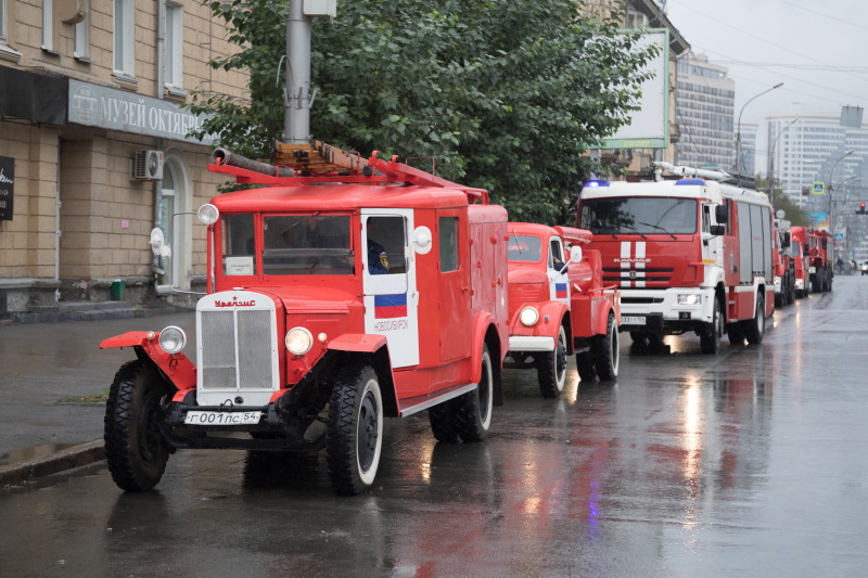 День Государственного флага России сотрудники МЧС отметили автопробегом