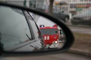 Водитель! Расставь приоритеты, услышав звук сирены!