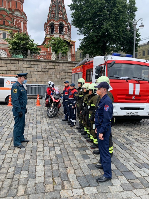 Сотрудники МЧС России обеспечили безопасность более 5 тыс. праздничных мероприятий