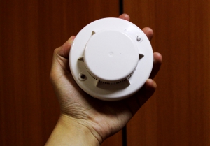 Острая проблема. В Новосибирской области многодетные родители отказываются от установки пожарных датчиков
