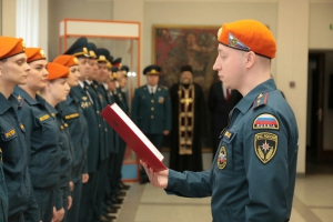 Молодые офицеры МЧС России приняли присягу (фото)