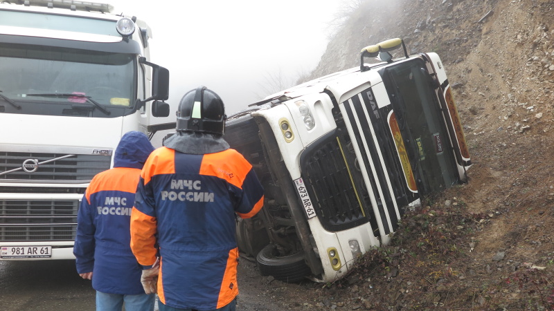 Специалисты МЧС России продолжают патрулировать Лачинский перевал