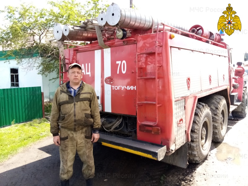 Водитель МЧС России в нерабочее время спас мужчину из огня