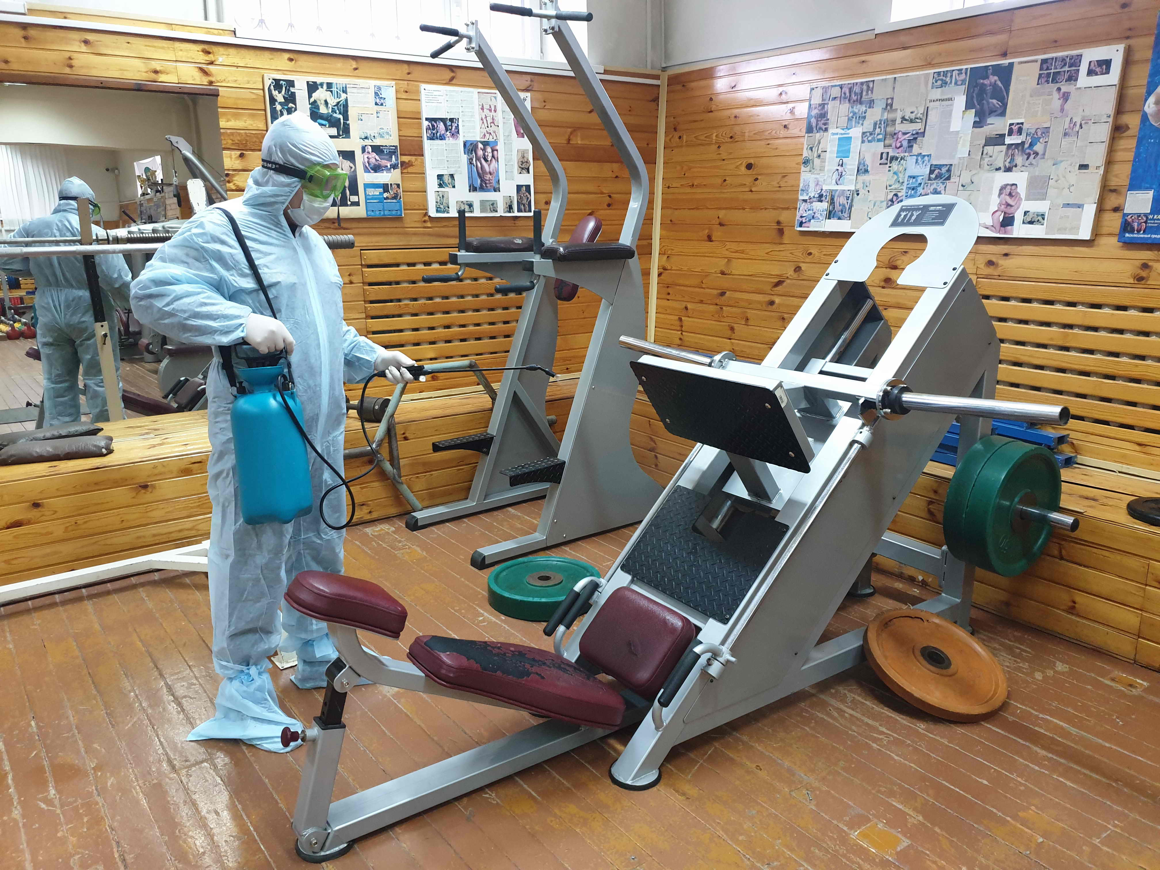 В Томской области сотрудники МЧС России проводят дезинфекцию социальных объектов и мест с массовым пребыванием людей