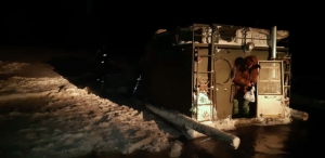 В Новосибирской области вездеход провалился под лед при попытке переезда реки. Спасены пять человек