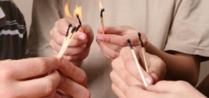 Детская шалость  и невнимательность родителей приводят к беде