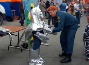 В день рождения Новосибирска спасатели организовали городок безопасности МЧС (фото)