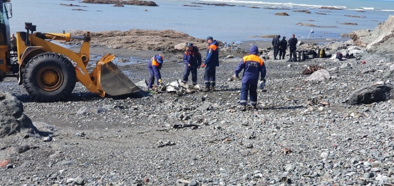 Спасатели МЧС России завершили обследование территорий на месте крушения самолёта АН-26