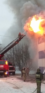 Пожарные эвакуировали из горящей станции техобслуживания бочки с горюче- смазочными материалами