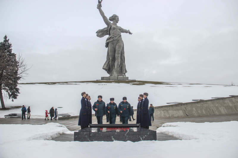 В Волгограде состоялась церемония возложения цветов к могиле маршала Василия Чуйкова