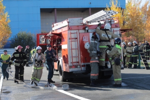 Более 150 огнеборцев Новосибирска состязались в боевом развертывании