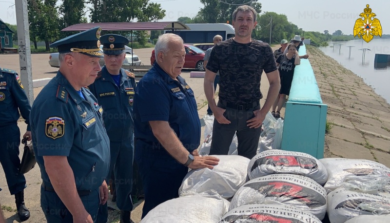 Первый заместитель главы МЧС России Александр Чуприян совершил облет подтопленных территорий Амурской области (видео)