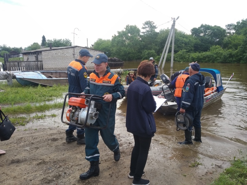 Силы МЧС России продолжают работу по ликвидации последствий паводковой ситуации на реке Амур