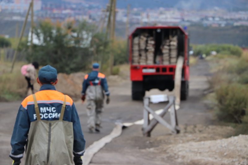 Спасатели продолжают оказывать помощь населению подтопленных территорий